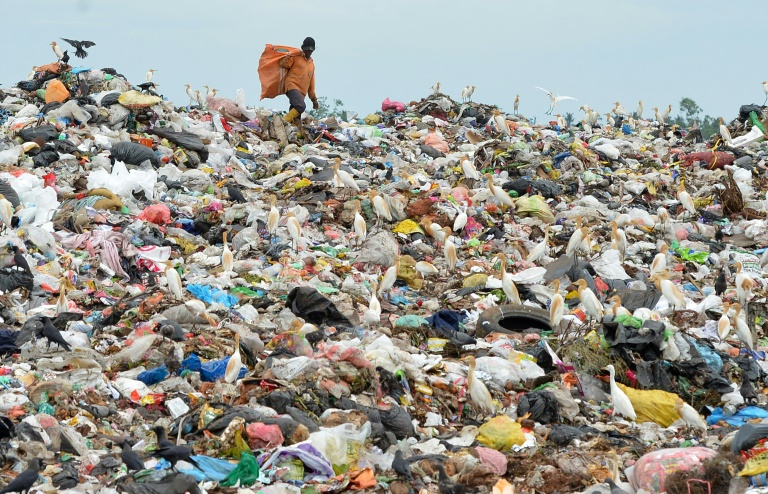 Un travailleur sri-lankais trie des déchets plastiques à Kathirana, dans la banlieue de Colombo, la capitale du Sri Lanka, le 6 mai 2018