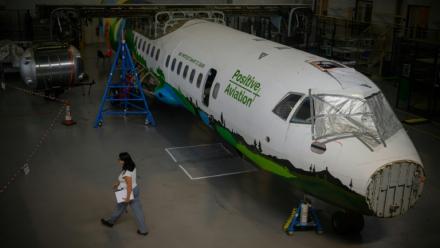 Cette photographie montre un avion ATR FF76 de Positive Aviation stationné pour des recherches dans l'atelier de l'entreprise à Blagnac, dans le sud-ouest de la France, le 21 juillet 2022