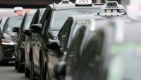 Des chauffeurs de taxis manifestent sur l'autoroute A1, près de Paris, le 21 mai 2025