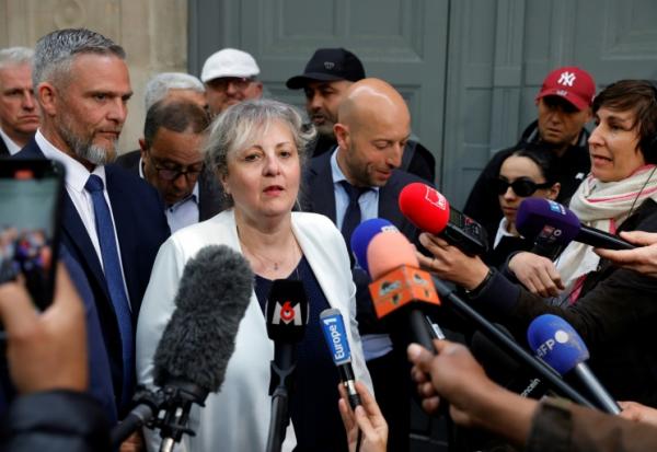 Emmanuelle Cordier, présidente de la Fédération nationale des taxis (FNDT), répond aux questions des journalistes après une réunion avec le Premier ministre François Bayrou, à Paris le 24 mai 2025