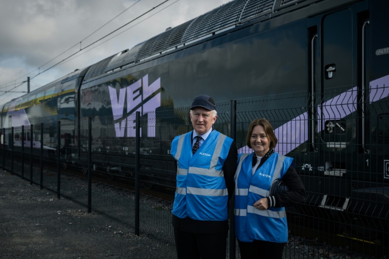 Timothy Jackson (g et Rachel Picard (d), co-fondateurs de la société ferroviaire privée Velvet devant le train Avelia à grande vitesse assemblé à l'usine Alstom d'Aytré, près de la Rochelle, le 16 avril 2026