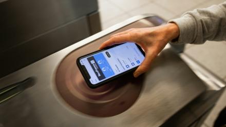 Utilisation d'un pass Navigo sur un iphone dans une station de métro à Paris, le 24 mai 2024.