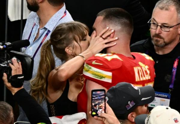 La chanteuse américaine Taylor Swift embrasse Travis Kelce, lors du Super Bowl à Las Vegas le 11 février 2024