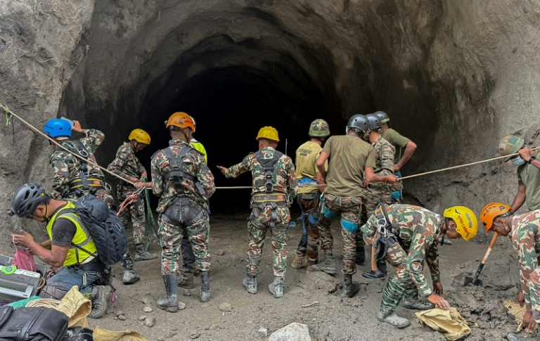 Photo diffusée par l'armée népalaise le 31 août 2026 montrant des militaires menant une opération de recherche et de sauvetage sur le site d'un tunnel du projet hydroélectrique de Rasuwagadhi, dans le district de Rasuwa, au Népal