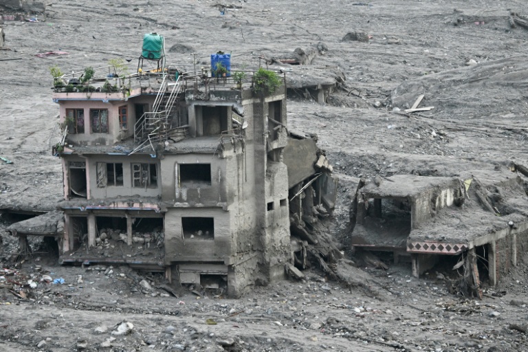 Un bâtiment endommagé submergé par la boue lors des crues soudaines à Trishuli, dans le district de Nuwakot, le 7 septembre 2026 au Népal
