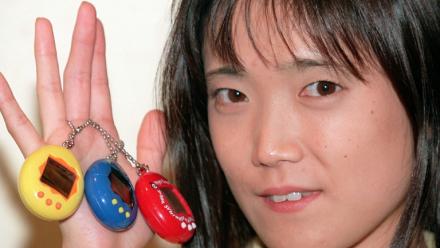 La créatrice pour le groupe japonais Bandai des Tamagotchis, Aki Maita, en présente des exemplaires le 25 août 1997 à Tokyo