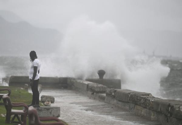 Le front de mer de Kingston avant l'arrivée de l'ouragan Melissa dans la capitale de la Jamaïque, le 27 octobre 2025