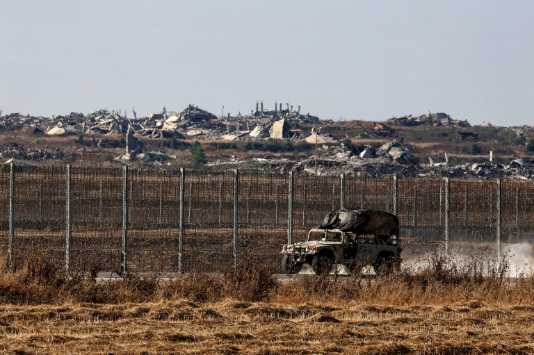 Un véhicule militaire israélien roule le long de la frontière avec la bande de Gaza, le 10 juin 2026