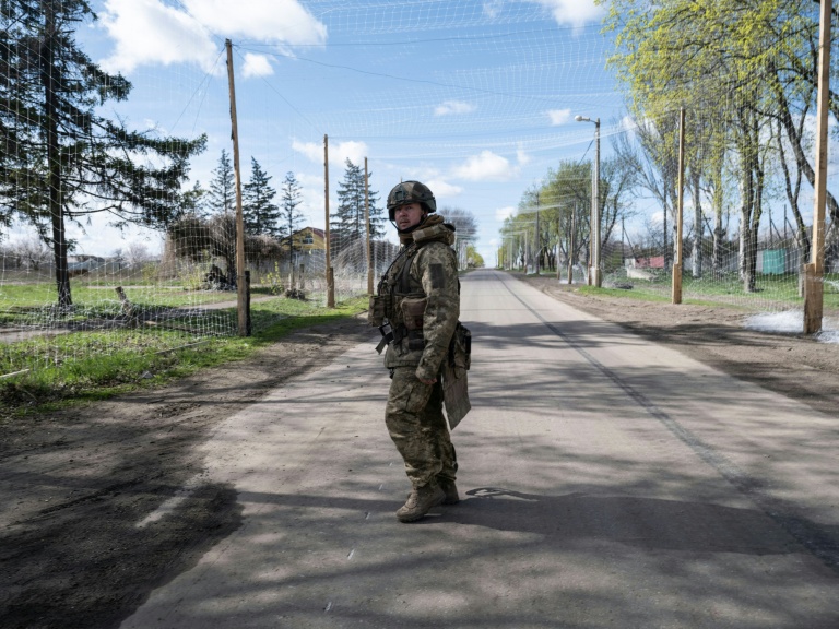 Photographie diffusée par le service de presse de la 93e Brigade mécanisée des forces terrestres ukrainiennes montrant un soldat marcher sous un filet antidrones, dans un lieu non précisé de la région de Donetsk, le 7 avril 2026