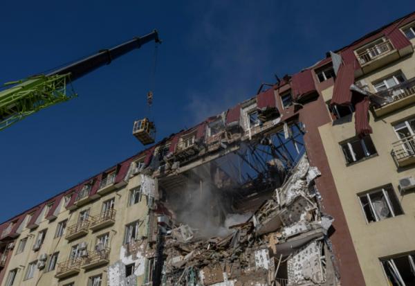 Un immeuble résidentiel ravagé par une frappe russe à Odessa, qui a fait trois morts dont un enfant, le 6 avril 2026  