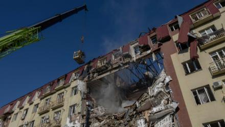 Un immeuble résidentiel ravagé par une frappe russe à Odessa, qui a fait trois morts dont un enfant, le 6 avril 2026  