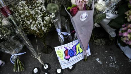 Des fleurs et des cartes déposées devant l'immeuble où résidait Lola, le 20 octobre 2022, à Paris