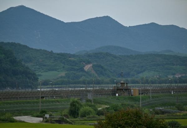Un poste d'observation sud-coréen face au côté nord-coréen de la zone démilitarisée (ZDM) séparant les deux Corées, vu depuis Paju, le 12 septembre 2026
