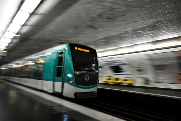 Trois femmes ont été blessées couteau  dans le métro parisien par un homme qui a pris la fuite avant d'être interpellé dans le Val-d'Oise