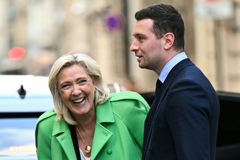 La présidente du groupe RN à l'Assemblée nationale Marine Le Pen et le président du parti Jordan Bardella, à Paris le 11 mars 2026