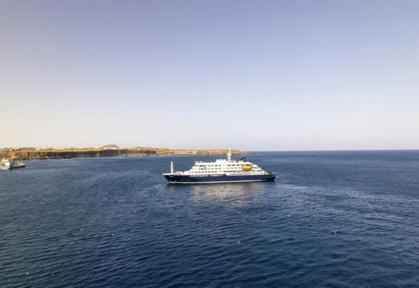 Le navire de croisière MV Hondius, près du port de Praia (Cap-Vert), le 3 mai 2026