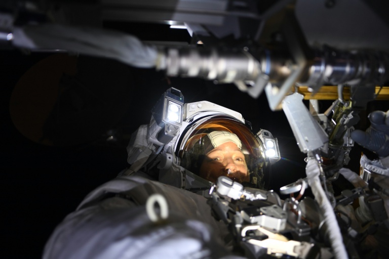 Photographie prise le 25 août montrant l'astronaute française Sophie Adenot en dehors de la Station spatiale internationale (ISS) et publiée par l'Agence spatiale européenne (ESA)
