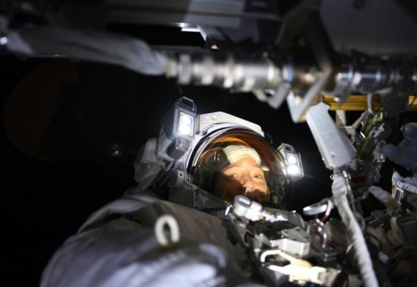 Photographie prise le 25 août montrant l'astronaute française Sophie Adenot en dehors de la Station spatiale internationale (ISS) et publiée par l'Agence spatiale européenne (ESA)