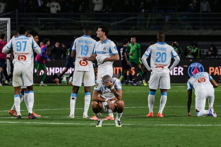 Facundo Medina et les Marseillais dépités après leur défaite contre le PSG lors du Trophée des champions à Koweït City, le 8 janvier 2026 