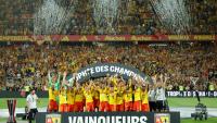 Les joueurs de Lens célèbrent leur titre dans le Trophée des champions après leur victoire 1-0 contre le Paris SG, sur la pelouse de leur stade Bollaert le 16 août 2026