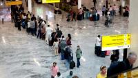 Des passagers attendent dans l'aéroport international de Guadalajara, le 22 février 2026, en raison de l'annulation de vols dus au troubles après la mort du baron de la drogue "El Mencho"
