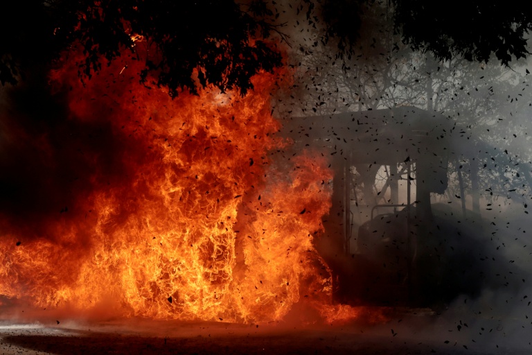 Un bus incendié lors de troubles à Jalisco, dans l'ouest du Mexique, après la mort d'El Mencho, l'un des barons de la drogue les plus recherchés, tué par l'armée. Après cette opération, des hommes armés ont bloqué avec des voitures et des camions incendiés plusieurs axes routiers de l’État de Jalisco.