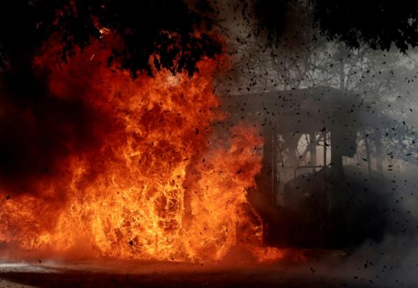 Un bus incendié lors de troubles à Jalisco, dans l'ouest du Mexique, après la mort d'El Mencho, l'un des barons de la drogue les plus recherchés, tué par l'armée. Après cette opération, des hommes armés ont bloqué avec des voitures et des camions incendiés plusieurs axes routiers de l’État de Jalisco.