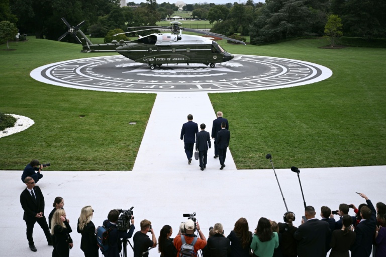 Le président américain Donald Trump marche et le président chinois Xi Jinping sur le nouvel héliport de la pelouse sud de la Maison Blanche, le 24 septembre 2026 à Washington