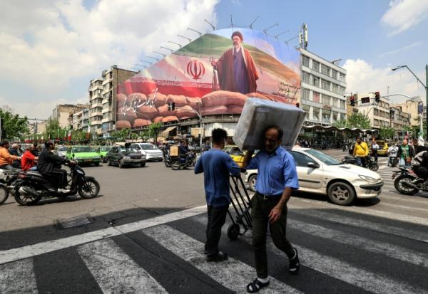 Une affiche géante représentant le guide suprême iranien Mojtaba Khamenei, le 20 avril 2026 à Téhéran