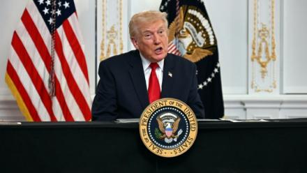 Le président américain Donald Trump participe à un appel vidéo avec des militaires depuis sa résidence de Mar-a-Lago à Palm Beach, en Floride, le 27 novembre 2025