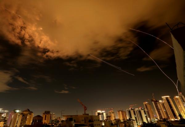 Des traînées de roquettes dans le ciel au-dessus de la ville côtière israélienne de Netanya, lors d'une nouvelle salve d'attaques de missiles iraniens, le 25 mars 2026