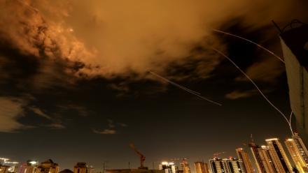 Des traînées de roquettes dans le ciel au-dessus de la ville côtière israélienne de Netanya, lors d'une nouvelle salve d'attaques de missiles iraniens, le 25 mars 2026