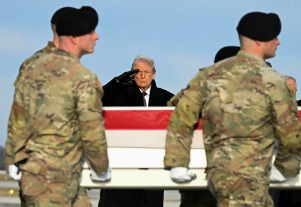 Donald Trump lors du retour des dépouilles des deux soldats américains tués en Syrie, le 17 décembre 2025 sur une base militaire du Delaware