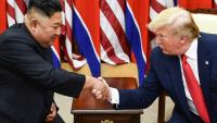 Le dirigeant nord-coréen Kim Jong Un et le président américain Donald Trump pendant une rencontre dans la zone démilitarisée séparant la Corée du nord et la Corée du sud, le 30 juin 2019