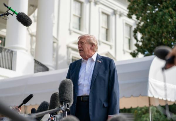 Le président américain Donald Trump s'adresse à la presse sur la pelouse sud de la Maison Blanche, le 26 septembre 2025 à Washington