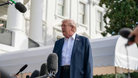 Le président américain Donald Trump s'adresse à la presse sur la pelouse sud de la Maison Blanche, le 26 septembre 2025 à Washington