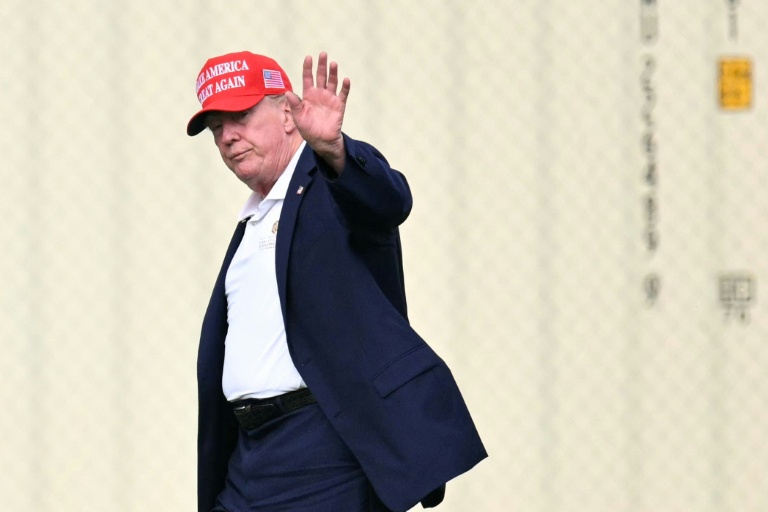 Le président Donald Trump salue en direction de la presse à son arrivée à la Maison Blanche, à Washington, le 16 août 2026
