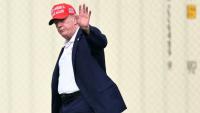 Le président Donald Trump salue en direction de la presse à son arrivée à la Maison Blanche, à Washington, le 16 août 2026