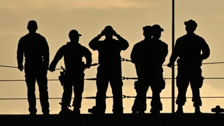 Des militaires américains sur le pont du navire d'assaut amphibie USS Iwo Jima, le 16 décembre 2025 à Porto Rico