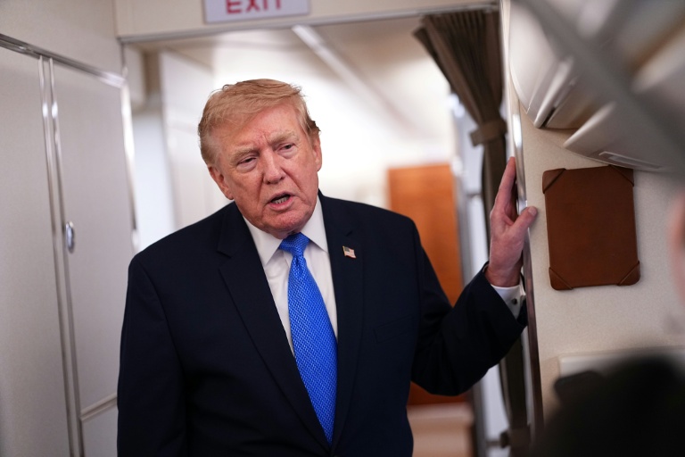 Le président américain Donald Trump s'adresse à la presse à bord de l'avion présidentiel Air Force One, le 2 août 2026