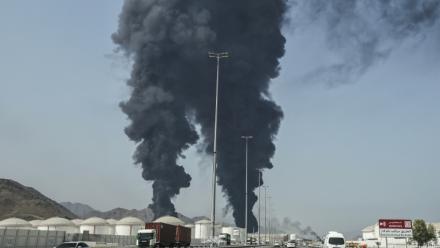 Des colonnes de fumée s’élèvent depuis une zone où une installation énergétique est implantée à Fujaïrah, aux Emirats arabes unis le 14 mars 2026