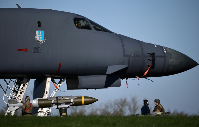 Un bombardier B-1 américain sur le tarmac de la base de Fairford dans le sud-ouest de l'Angleterre, le 14 mars 2026