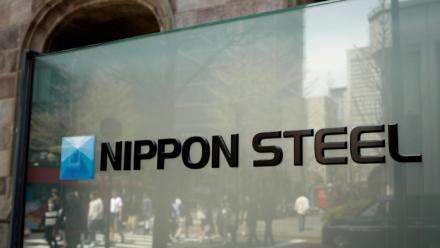 Le logo de Nippon Steel à Tokyo, le 10 avril 2025