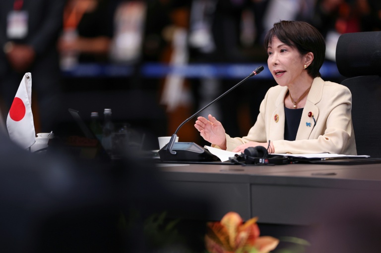 La Première ministre japonaise Sanae Takaichi s'exprime lors du sommet de l'Asean, le 26 octobre 2025 à Kuala Lumpur