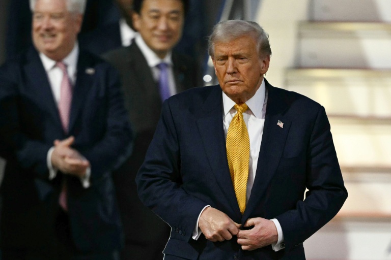 Le président américain Donald Trump à son arrivée à l'aéroport de Tokyo, le 27 octobre 2025