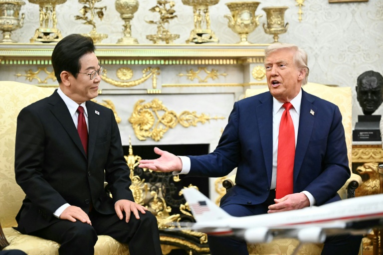 Le président américain Donald Trump (droite) et son homologue sud-coréen Lee Jae-myung, le 25 août 2025 à Washington
