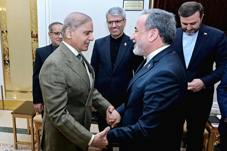 Image fournie par le bureau du Premier ministre pakistanais montrant le Premier ministre Shehbaz Sharif (g) et le chef de la diplomatie iranienne Abbas Araghchi, le 25 avril à Islamabad, au Pakistan
