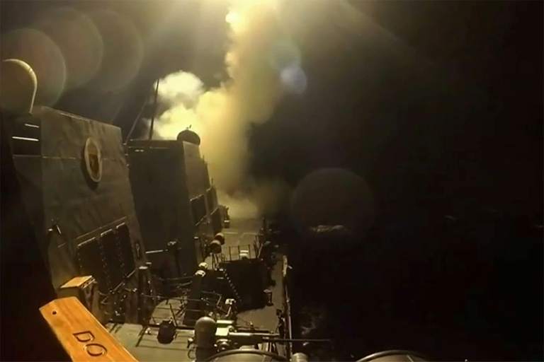 Image tirée d'une vidéo diffusée par le Commandement central américain (Centcom), le 11 juin 2026, montrant ce que l'armée présente comme des frappes ciblant 