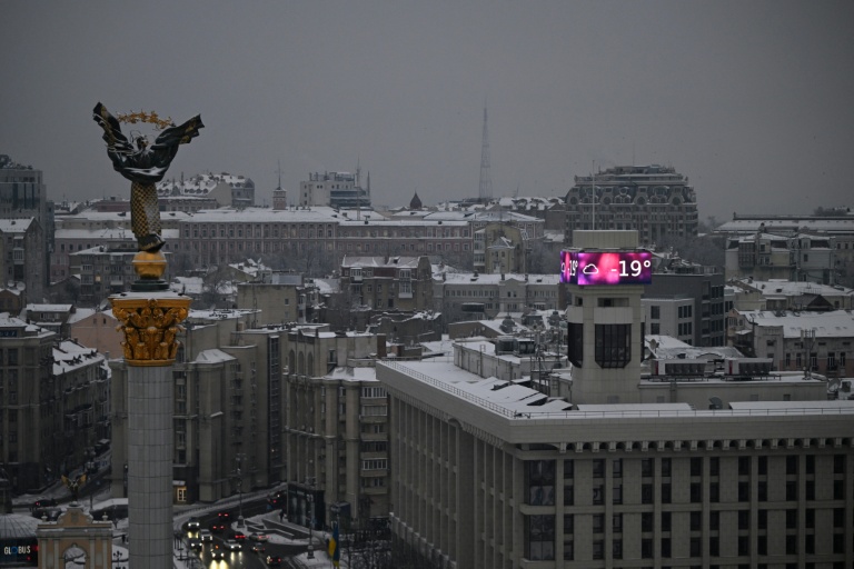 La place de l'Indépendance à Kiev, où un panneau affiche une température extérieure de -19°C, le 15 janvier 2026 