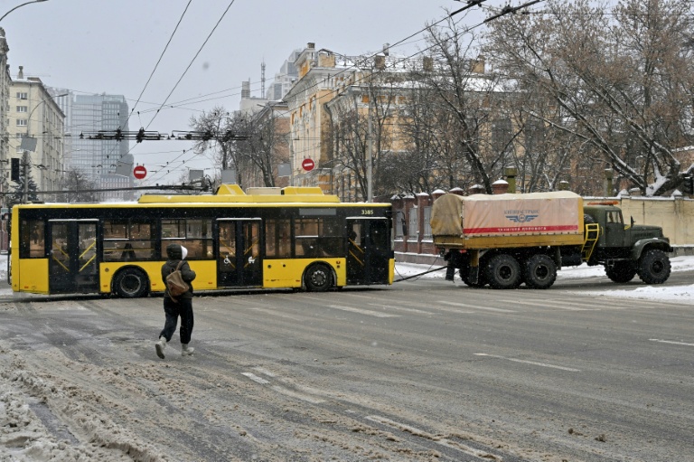 Un camion tire un tramway en panne en raison des coupures d'électricité après des frappes russes à Kiev, en Ukraine, le 9 janvier 2025